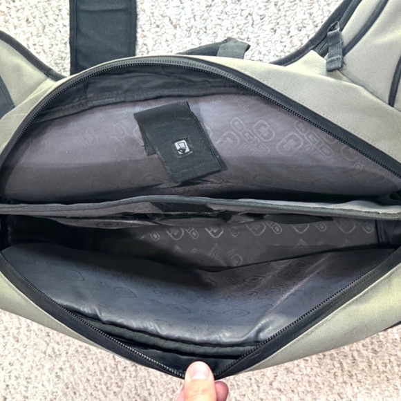 OGIO Epic Games employee shoulder bag / computer bag - great condition! - Picture 4 of 5
